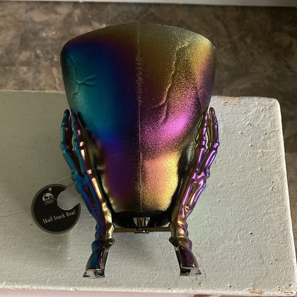NWT Green Iridescent Oil Slick Skull 💀 in Hands Snack or Candy Bowl Decoration - Picture 14 of 17